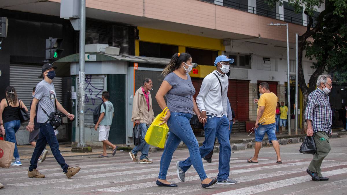 pessoas andando em Belo Horizonte