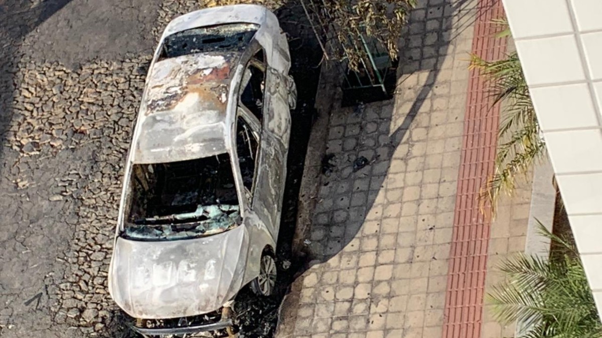 Carro incendiado no bairro Colégio Batista