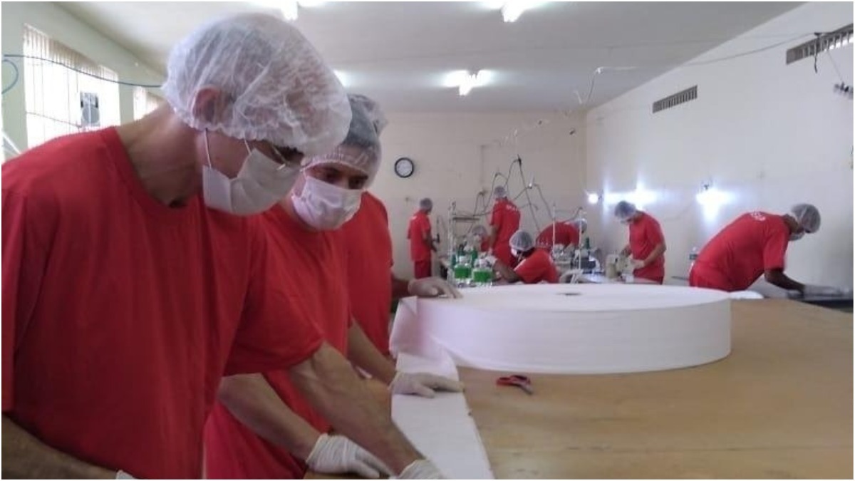 Detentos em Minas produzem mascaras contra Covid-19