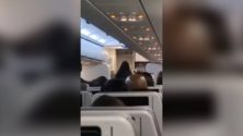 Mulher retirada de avião