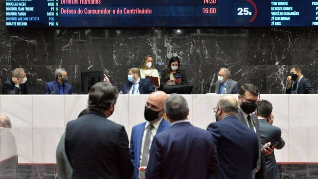 deputado gustavo valadares
