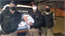 Policiais salvam bebê engasgado