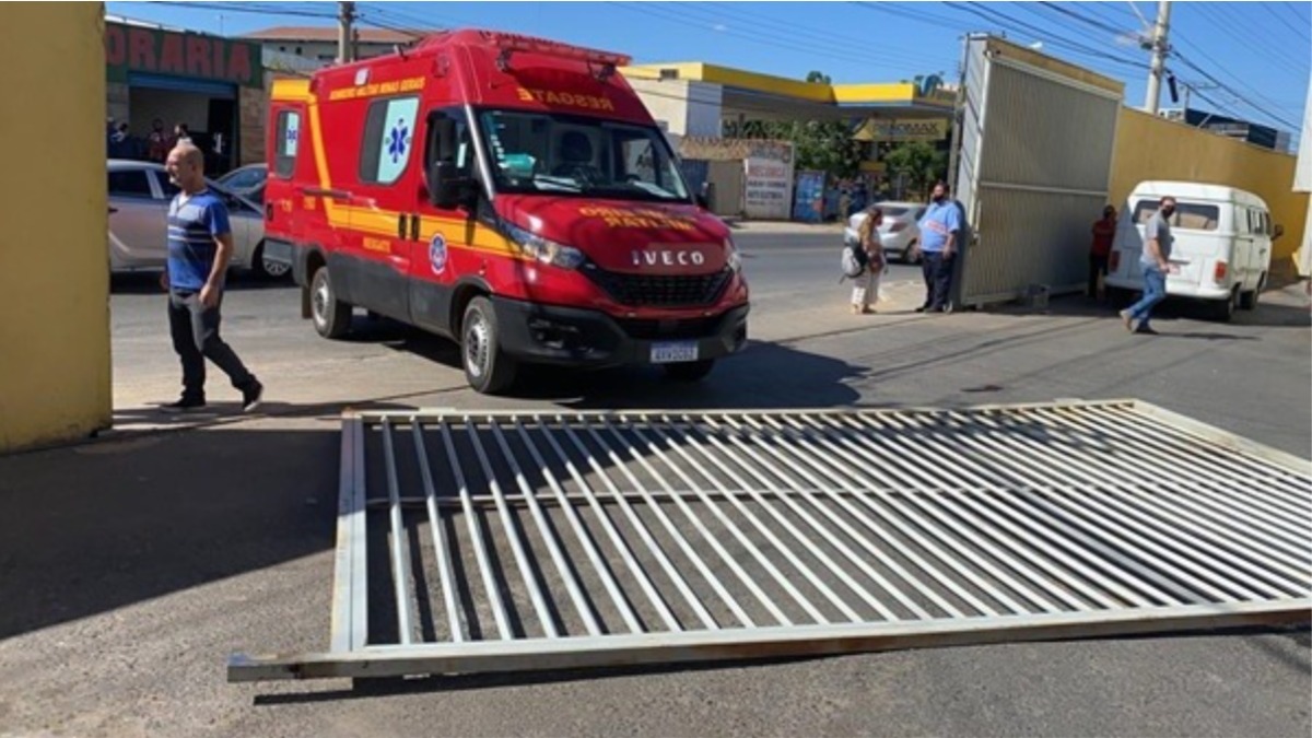 portão-caído-ambulância-bombeiros