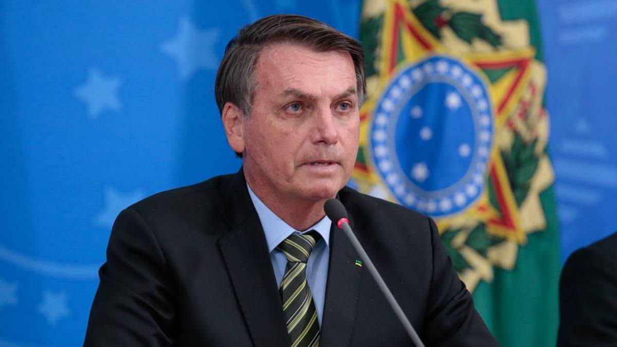 presidente jair bolsonaro microfone bandeira brasil
