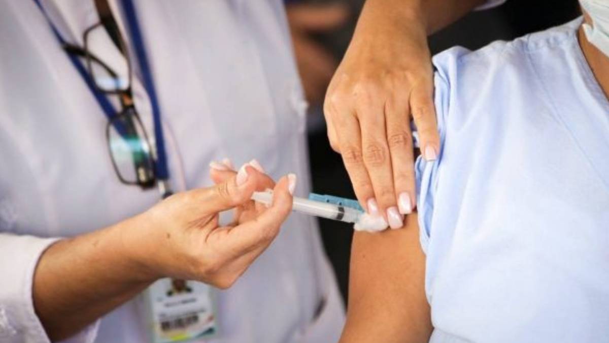 vacina braço seringa
