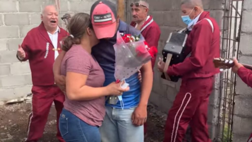 Pedreiro pede namorada em casamento