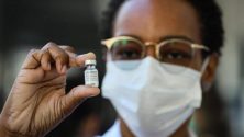 profissional saúde frasco vacina
