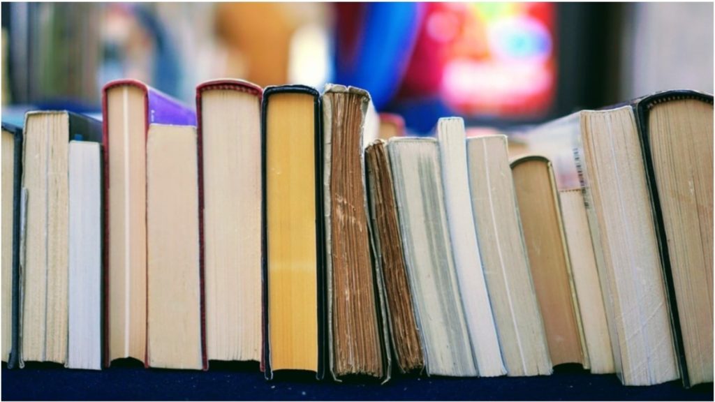 escolas queimam livros