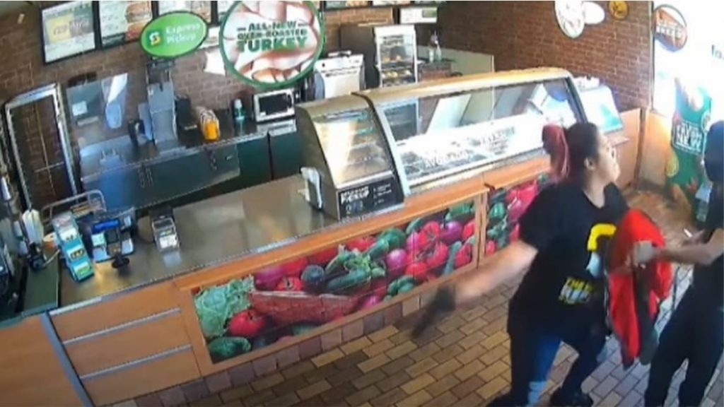 funcionária subway salva lanchonete de assalto estados unidos bate ladrão