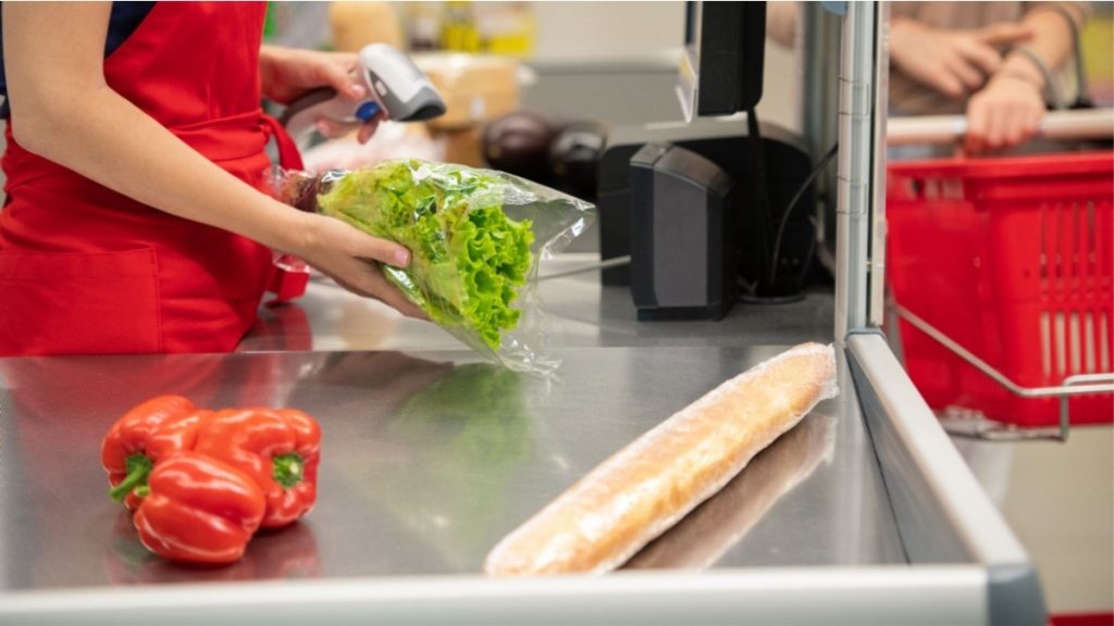 operadora de caixa cliente comida supermercado