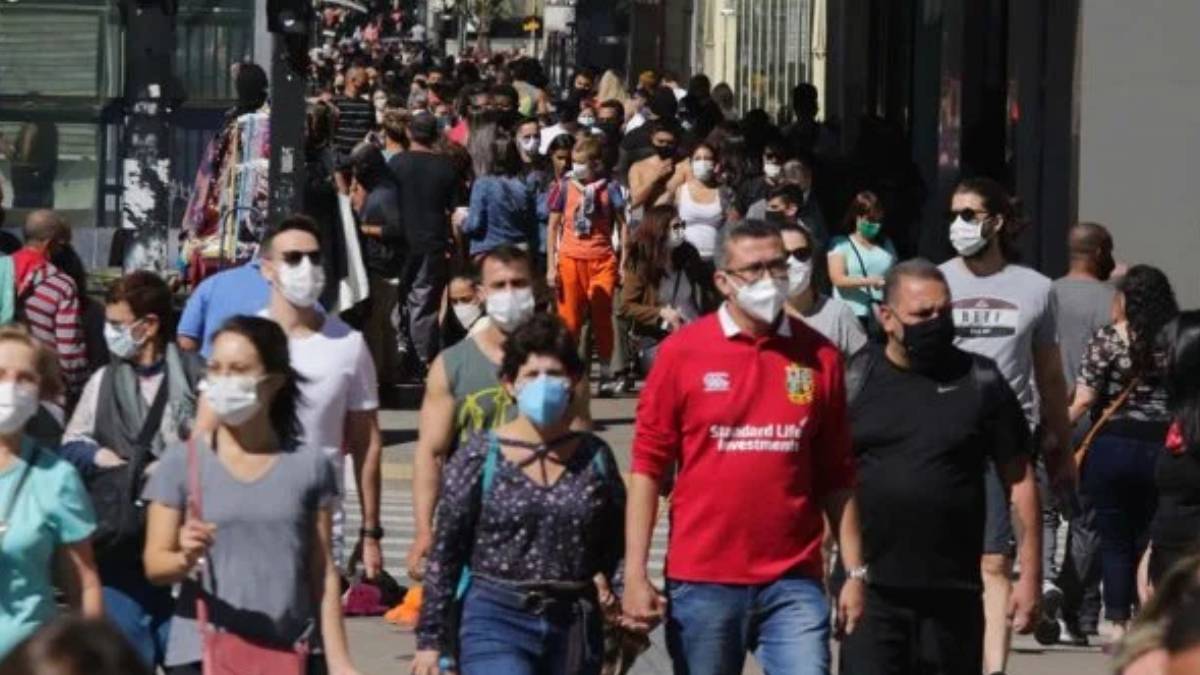 pessoas máscara rua pandemia
