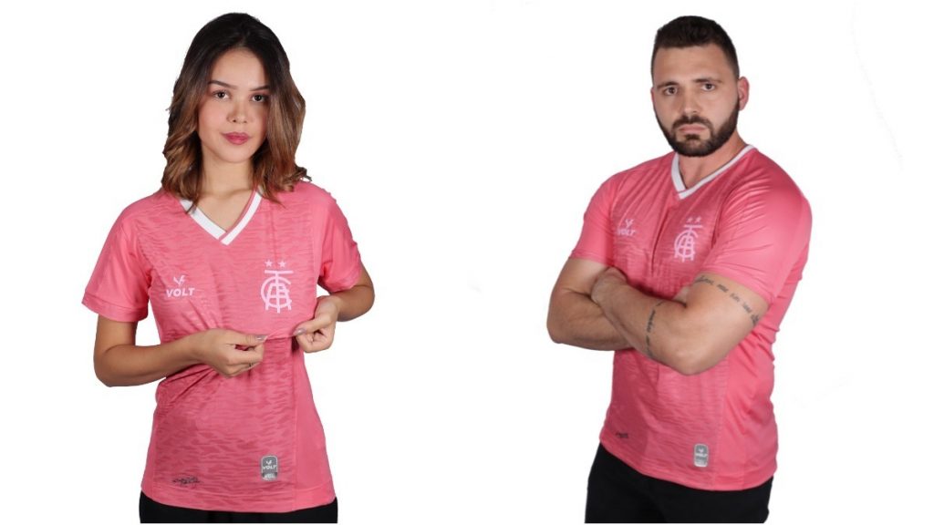 Mulher e homem usando a camisa rosa