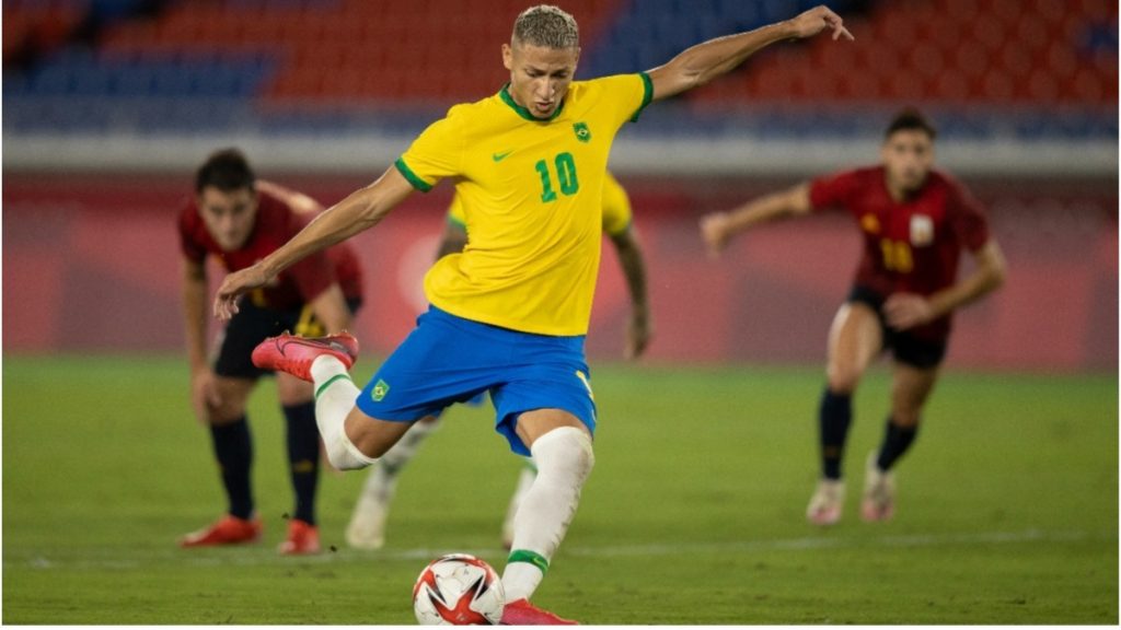Richarlison chutando uma bola