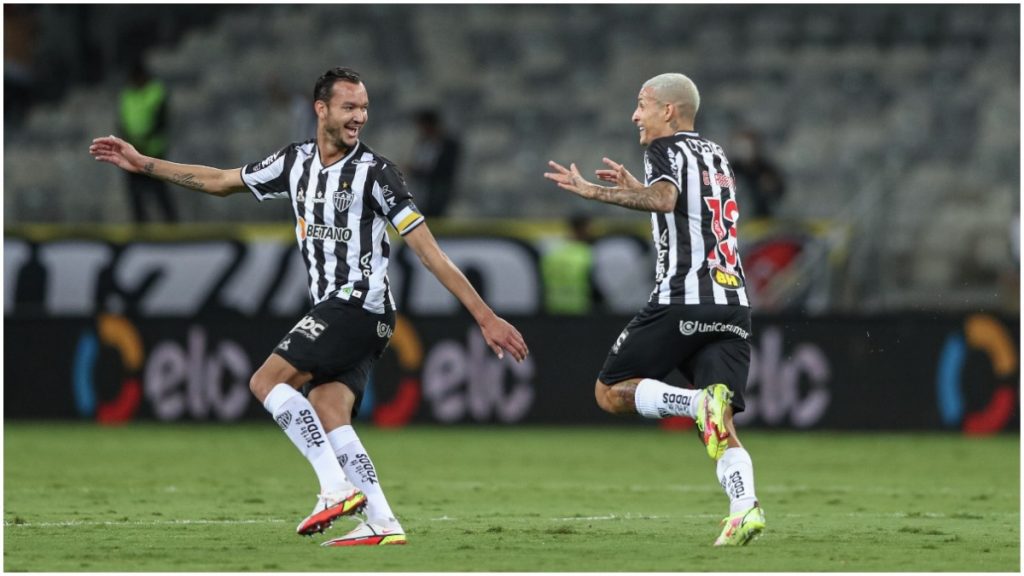 Réver e Arana comemorando gol do Galo