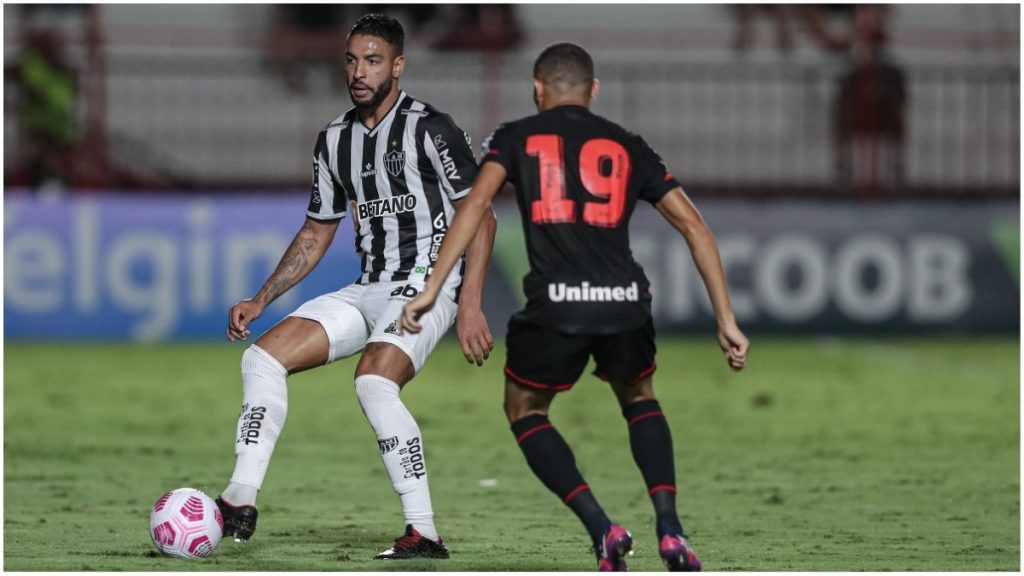 Jogador Nathan Silva e o adversário