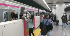 pessoas fugindo trem japao