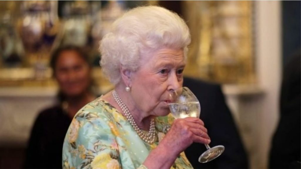 rainha-elizabeth-bebendo