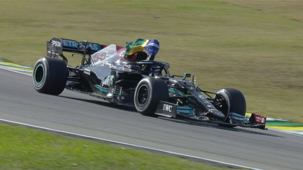 Lewis Hamilton vence e repete gesto de Senna com bandeira do Brasil