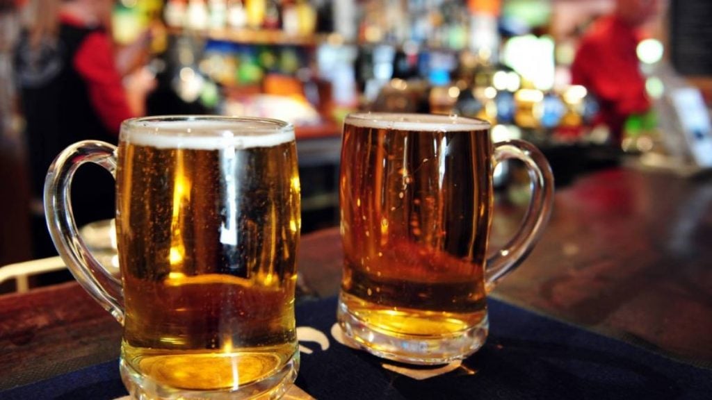 cerveja-caneca-mesa