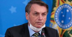 jair-messias-bolsonaro-presidente-brasil-mascara-queixo
