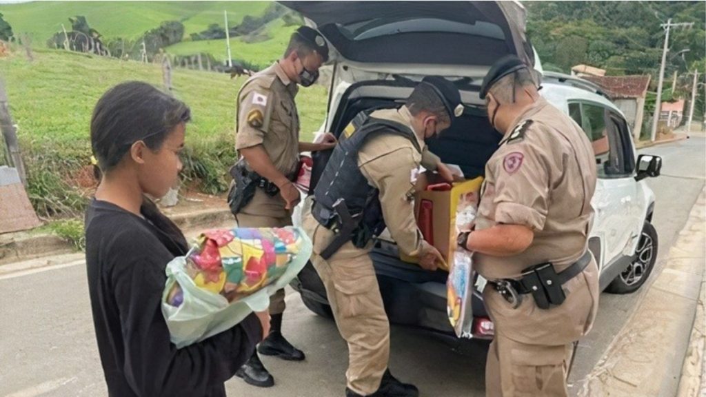 policiais-entregam-presente-menina