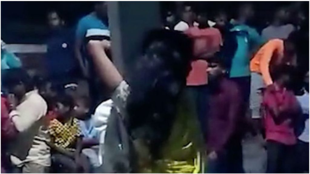 Mulher é espancada em poste