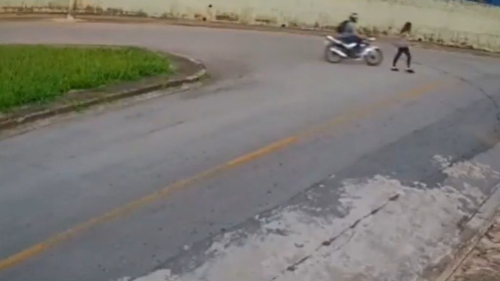 Homem assedia mulher de moto