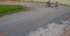 Homem assedia mulher de moto