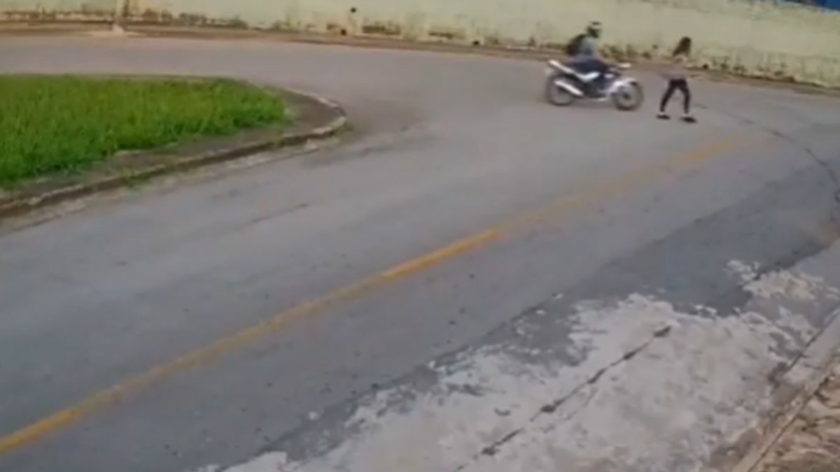 Homem assedia mulher de moto
