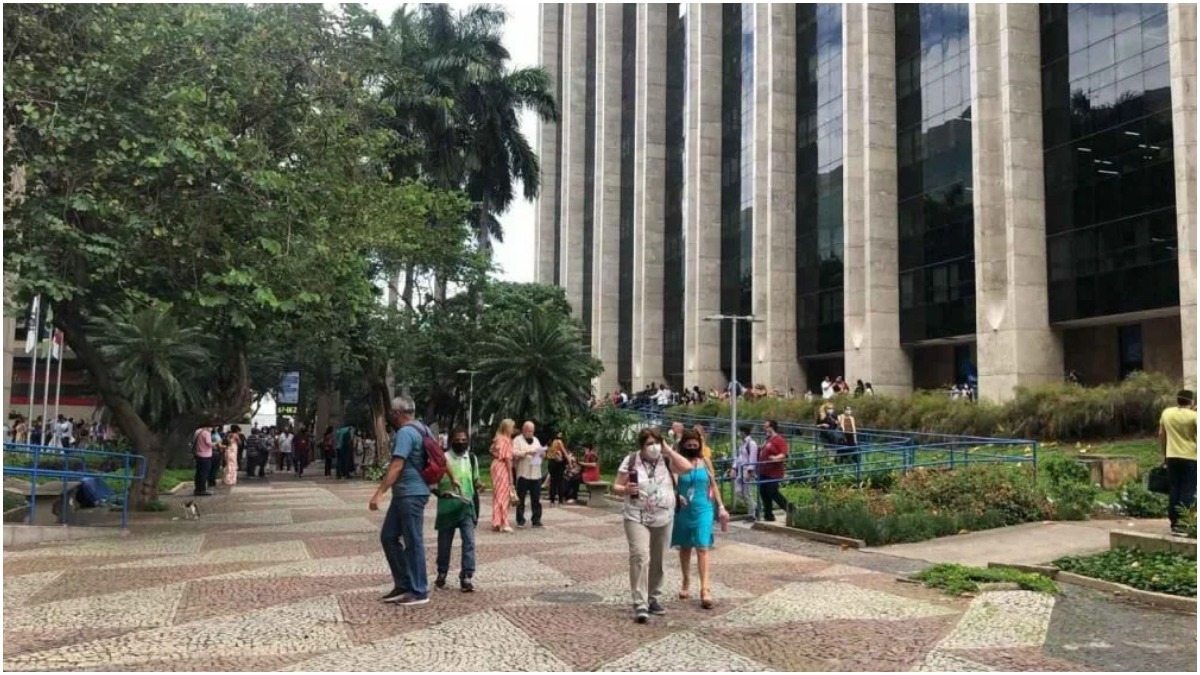 Servidores evacuam prédio da Prefeitura do Rio de janeiro por causa de fumaça de churrasco.