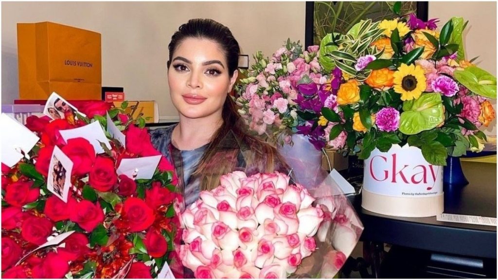 Gkay comemora aniversário em evento com famosos