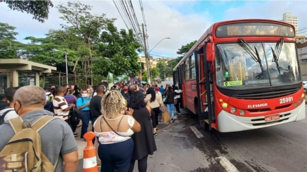 ponto ônibus lotado