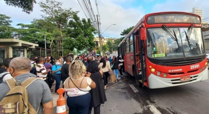 ponto ônibus lotado