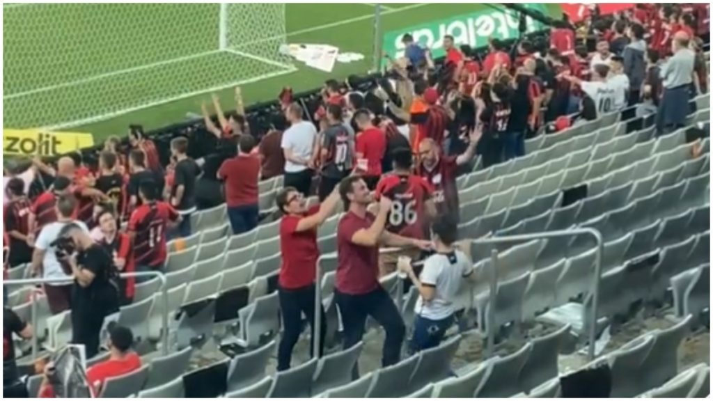 Torcedores fazem gestos racistas