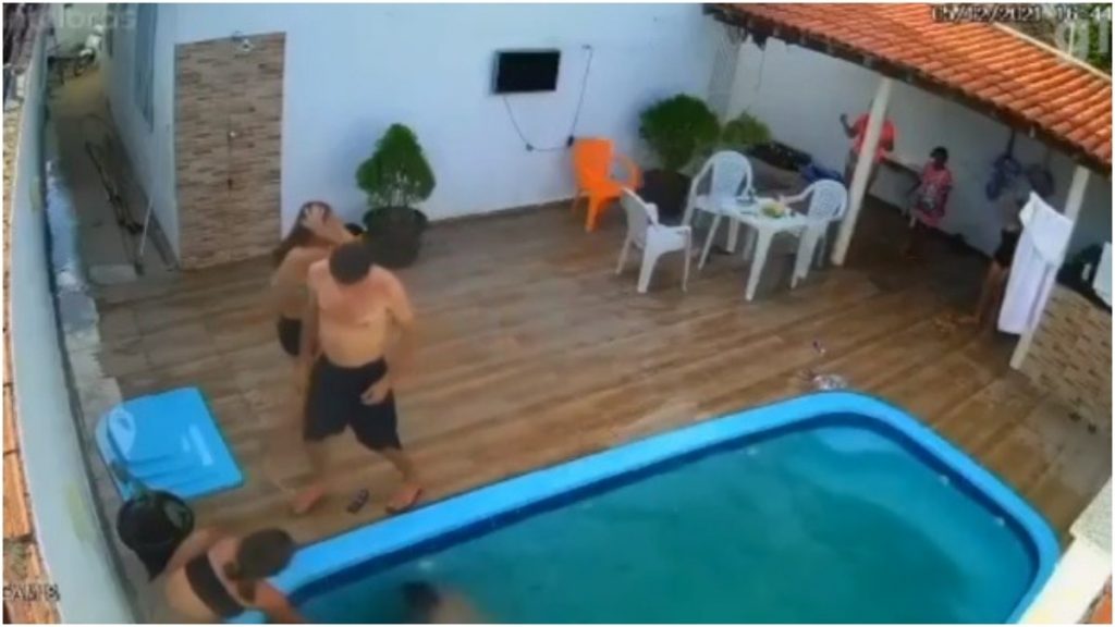 menina afoga ralo piscina