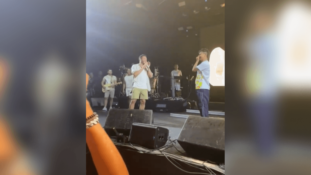 wesley-safadão-cantando-funcionário-hotel