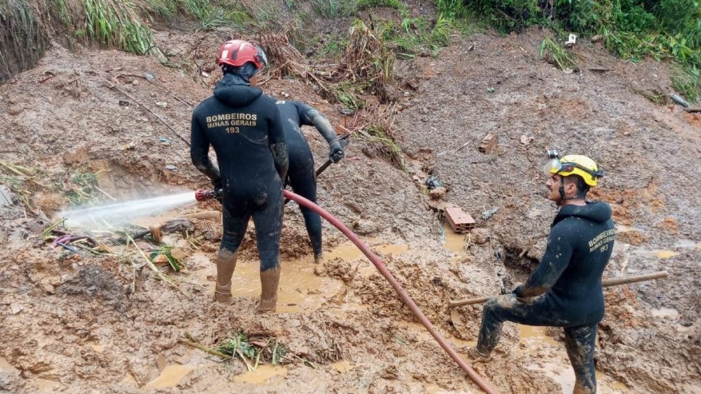 Bombeiros encontram vítima de soterramento