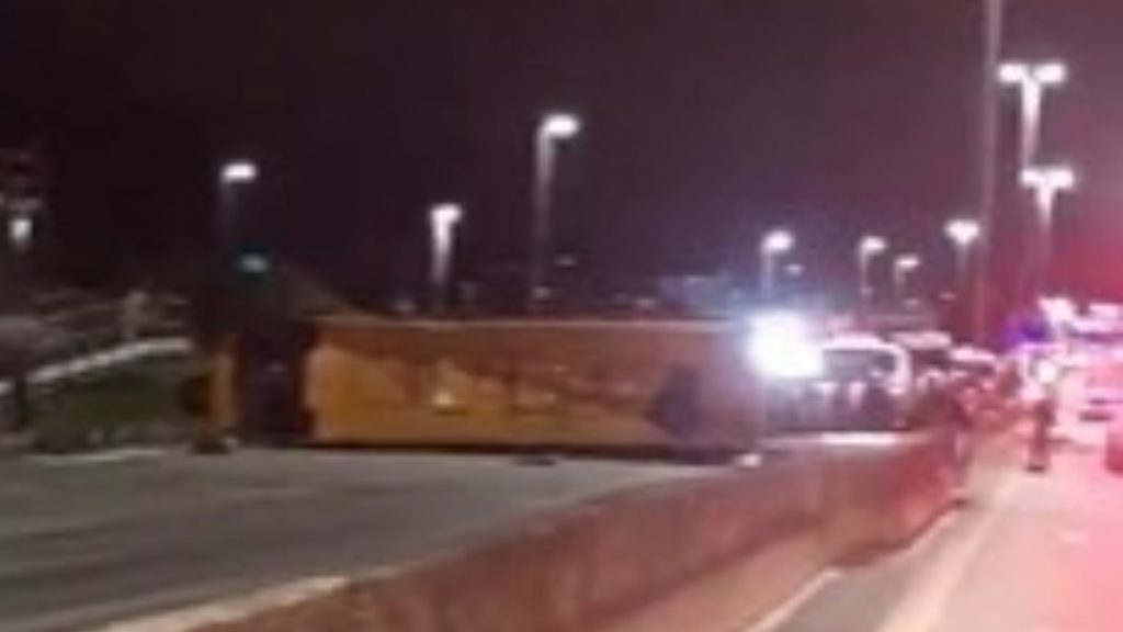 Ônibus capotado