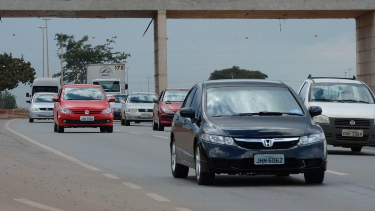 carros na rodovia