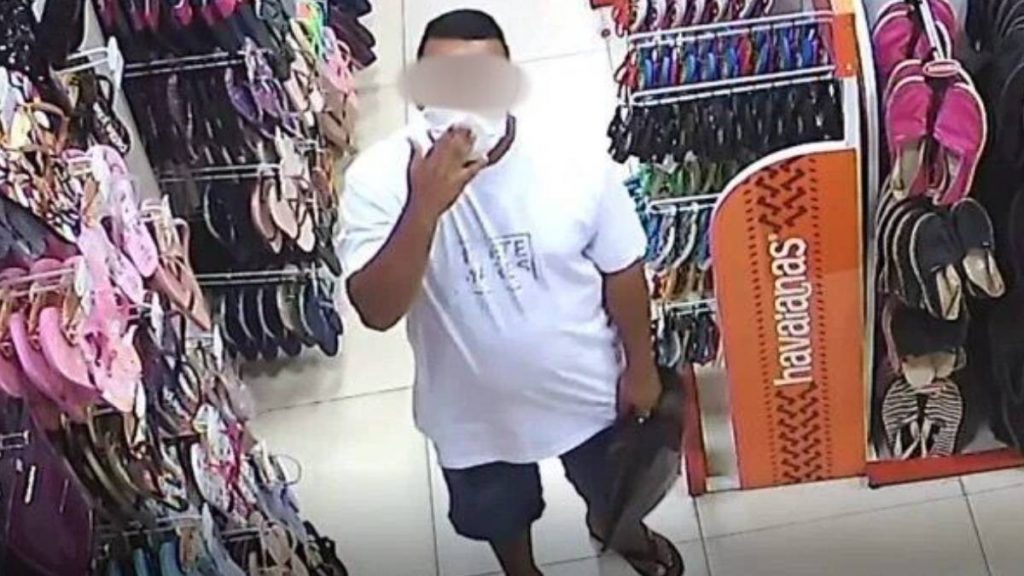 assaltante manda beijo camera
