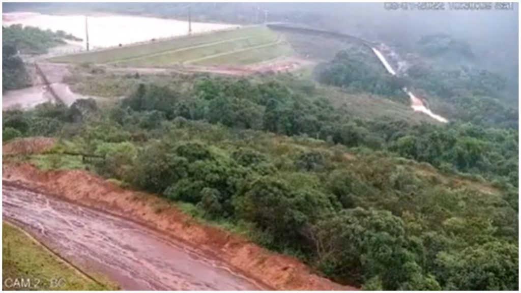 Dique de contenção da Vallourec que vazou para a BR-040