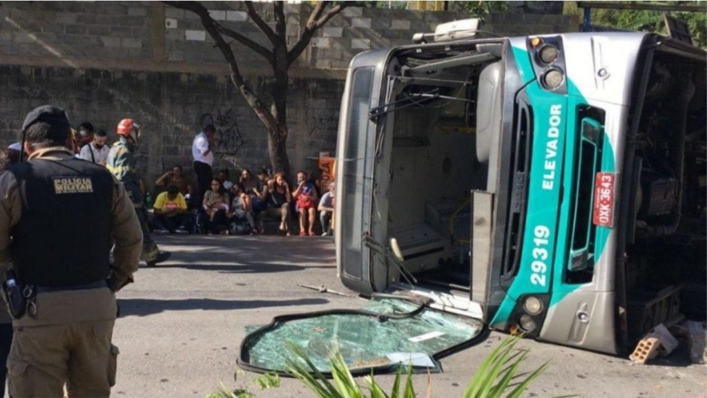 ônibus tombado