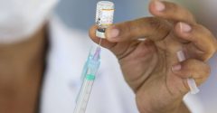 vacina ampola seringa mão
