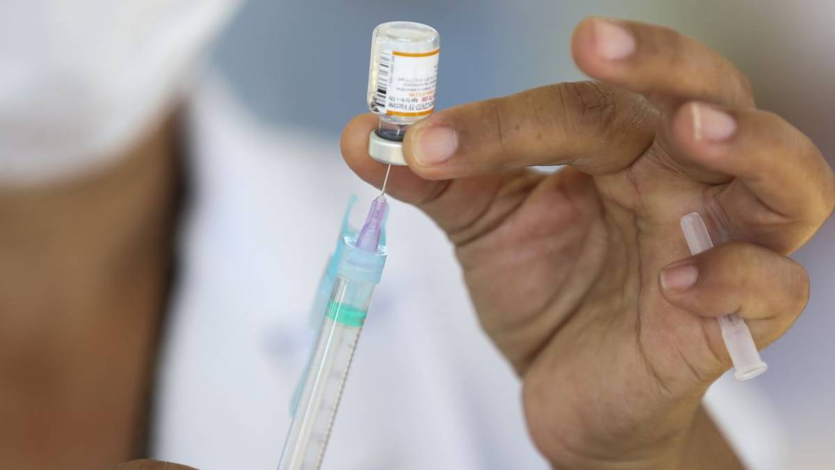 vacina ampola seringa mão