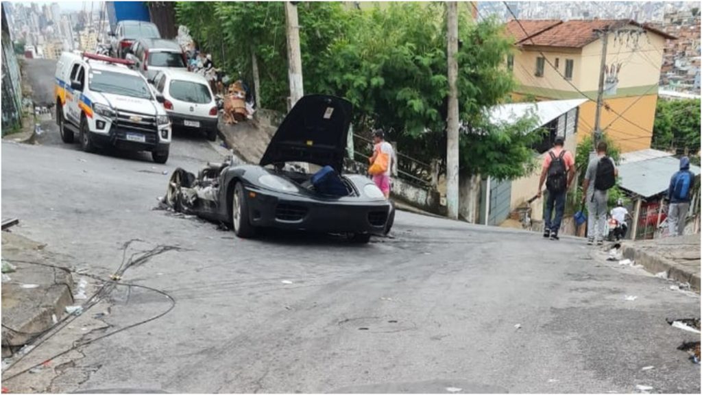 Ferrari pega fogo em BH