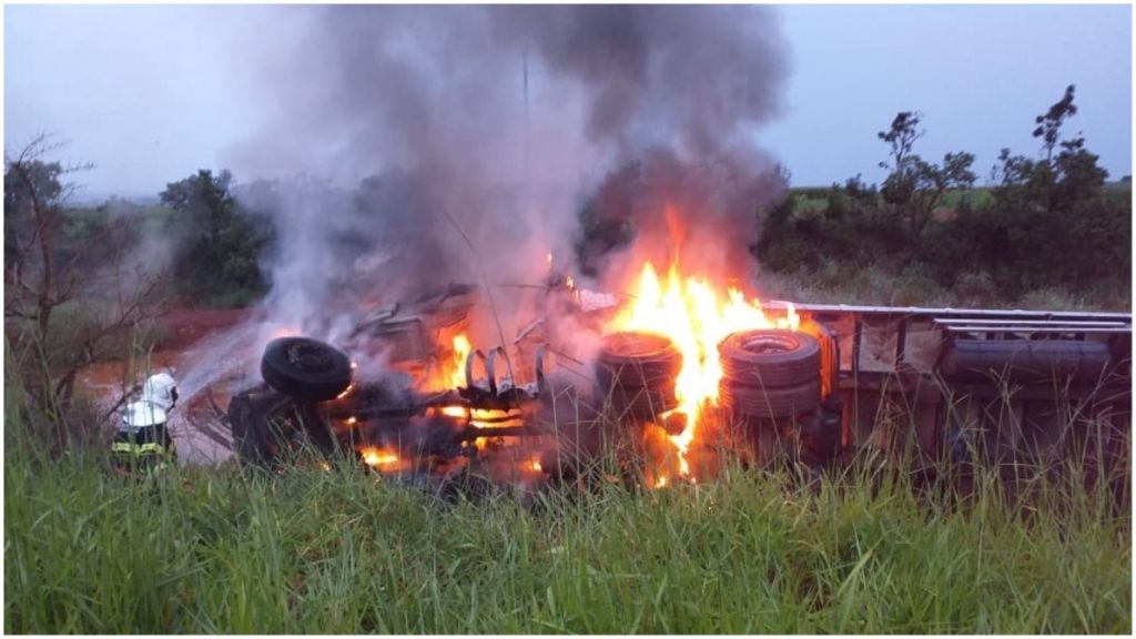 motorista morre carbonizado