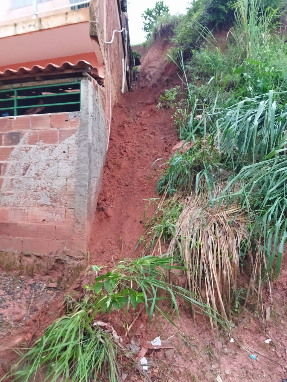 Deslizamento de terra mata família de três pessoas em Caratinga