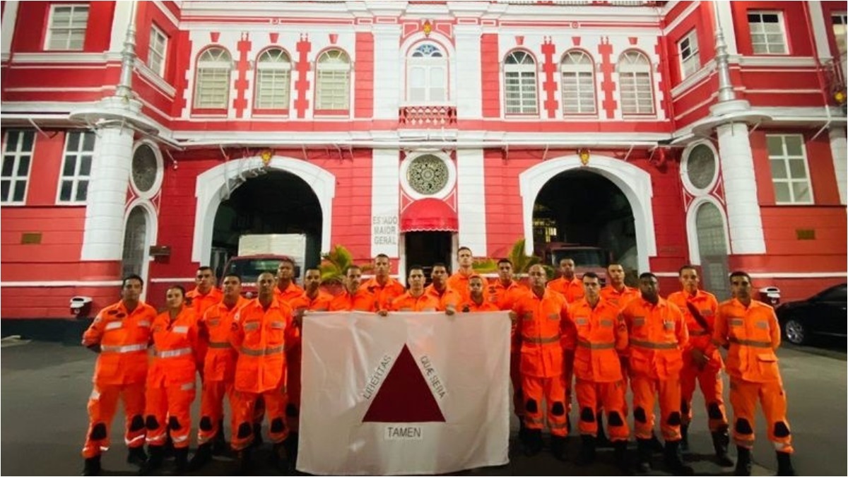 Homenagem a bombeiros de Minas no Rio