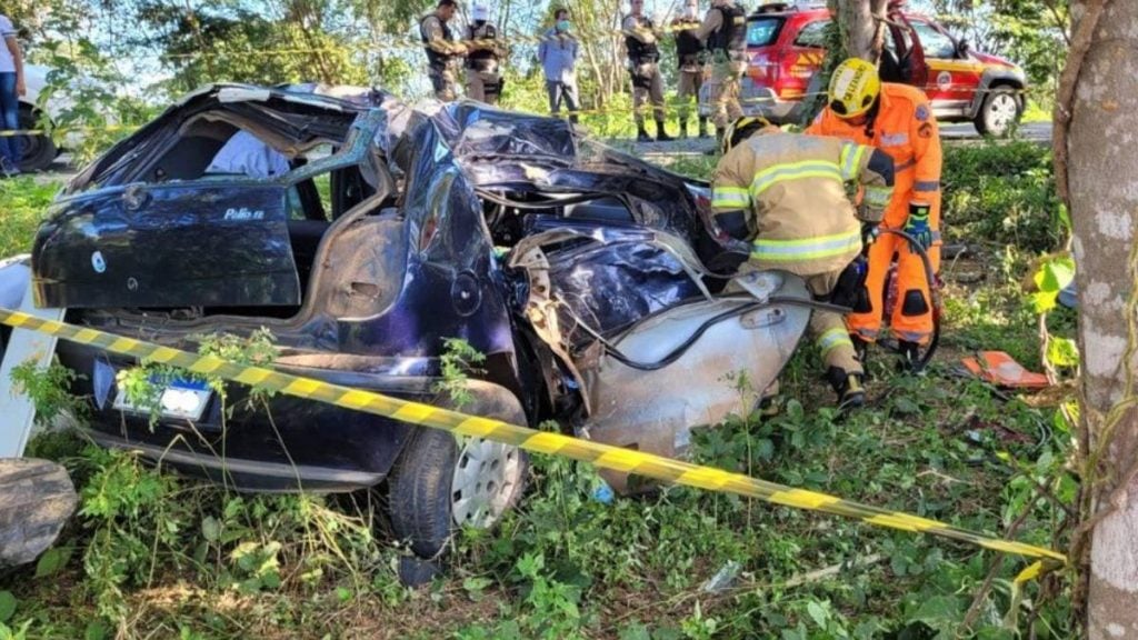carro bate arvore