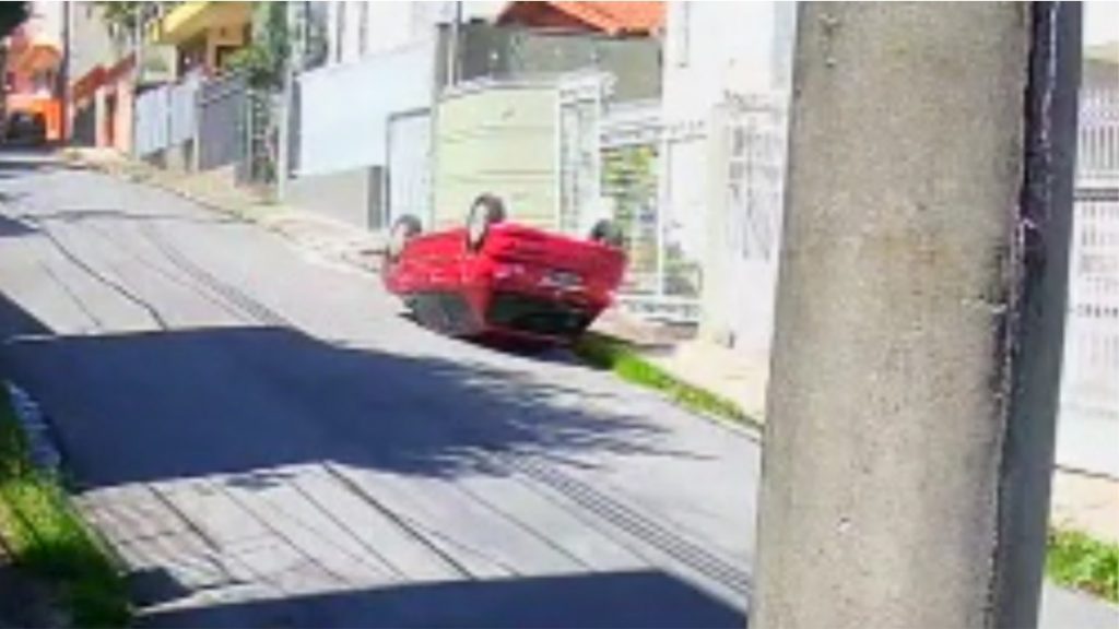 carro capotado